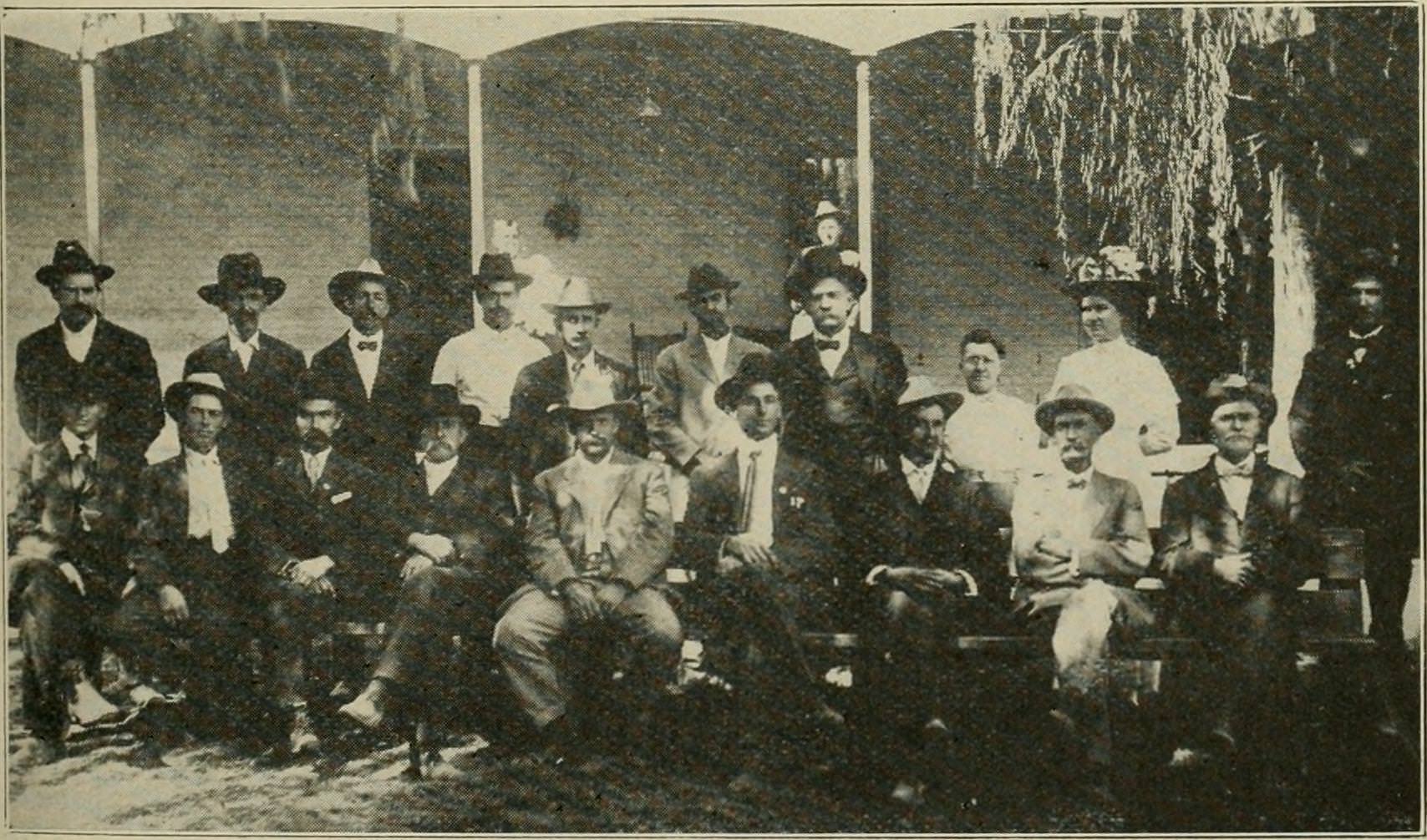 Pecos_Valley_Bee-keepers_Association_1910.jpg